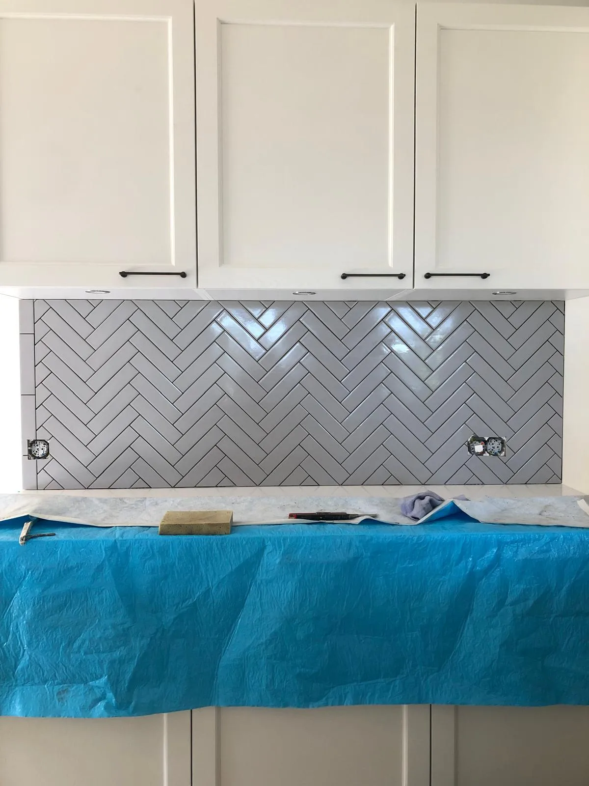 Frente de cocina alicatado en azulejo blanco a espiga